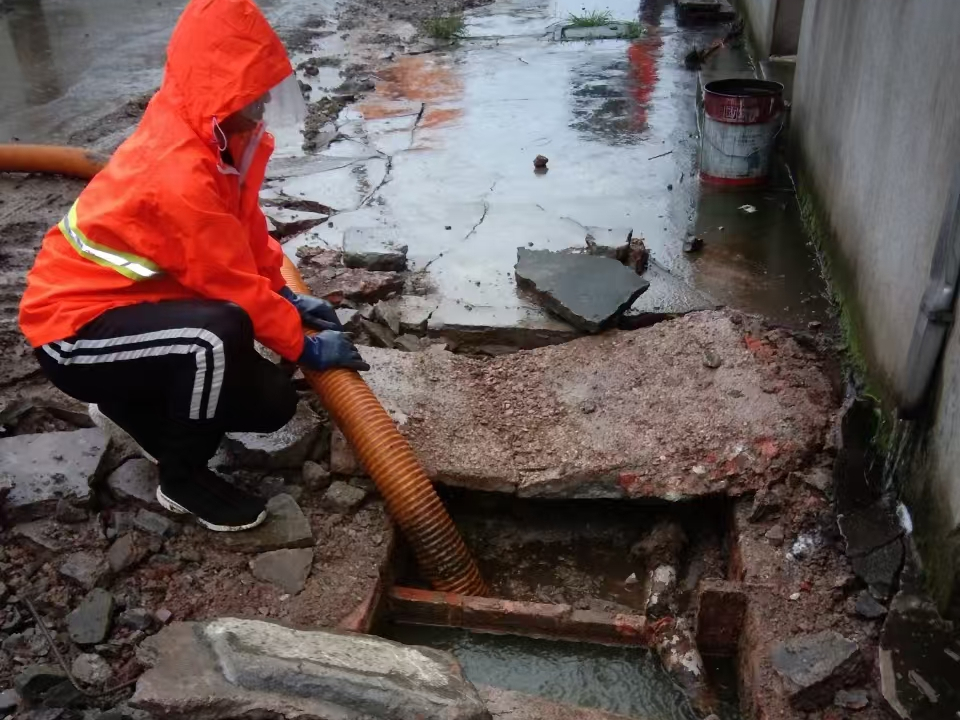 云安专业清理污水池 炜誉市政以规范流程守护城市 “肠道”